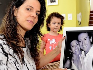 Mulher de capixaba que escapou de terremoto espera chegada do marido em Vitória (Foto: Marcos Fernandez/ A Gazeta)