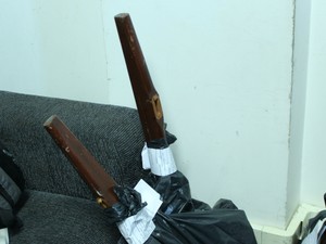Polícia apreendeu objetos usados pelo suspeito para agredir vítima (Foto: Gustavo Arakaki/ TV Morena) Polícia apreendeu objetos usados pelo suspeito para agredir vítima (Foto: Gustavo Arakaki/ TV Morena)