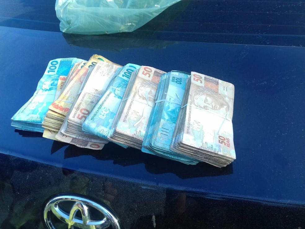Durante a investigação, policiais recuperaram R$ 50 mil em dinheiro (Foto: Divulgação)