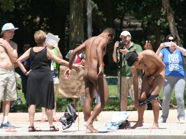 Homens pelados foram flagrados no Parque da Redenção em Porto Alegre (Foto: Pedro Weber )