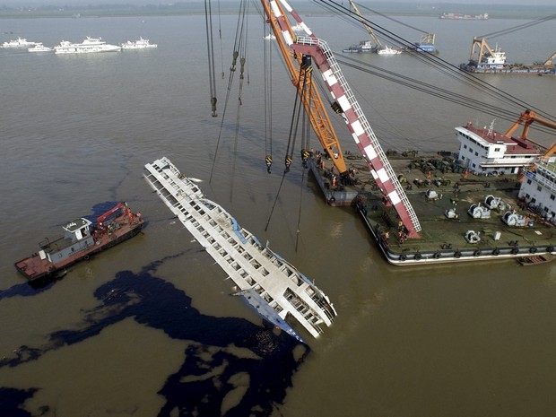 Vista aérea da equipe de resgate trabalhando para endireitar o navio de cruzeiro Estrela do Oriente que naufragou em Jianli, na China. O número de mortes no acidente subiu para 97  (Foto: Reuters)