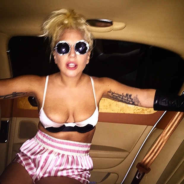 Lady Gaga posa de top decotado e shortinho dentro de carro (Foto: Instagram/ Reprodução)