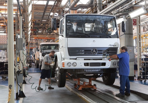 Linha de produção de caminhões da Mercedes-Benz em fábrica no ABC, em São Paulo (Foto: Divulgação)