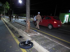 Motociclista morreu após bater contra carro em avenida de Ponta Grossa, na madrugada deste domingo (26) (Foto: Cristiano Barbosa/aRede/Jornal da Manhã) Motociclista morreu após bater contra carro em avenida de Ponta Grossa, na madrugada deste domingo (26) (Foto: Cristiano Barbosa/aRede/Jornal da Manhã)