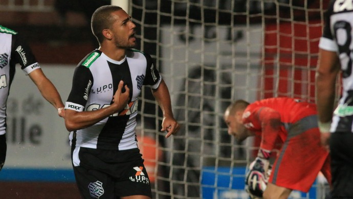 Gerente do Corinthians descarta leilão por Clayton, mas mantém otimismo