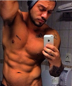 Lucas Lucco mostra barriga tanquinho e ganha elogios na web (Foto: Reprodução / Instagram)