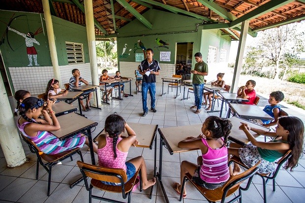 Na Escola Estadual Indígena Tingui-Botó, em Feira Grande, monitores dão aulas às crianças, mas trabalho deveria ser feito por professores índios com formação superior, segundo a Constituição (Foto: Jonathan Lins/G1)