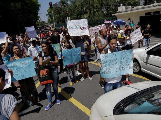 Alunos e professores da rede estadual de ensino realizam protesto contra a reorganização das escolas estaduais em SP (Foto: Newton Menezes/ Estadão Conteúdo)