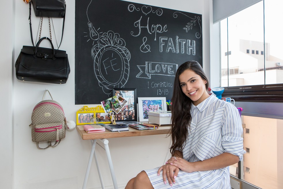 Emilly no escritório de sua cobertura duplex no Rio de Janeiro (Foto: Felipe Monteiro / Gshow)