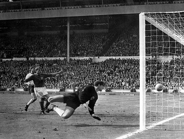 Hurst, gol da Alemanha na final da Copa de 1966 (Foto: AP)