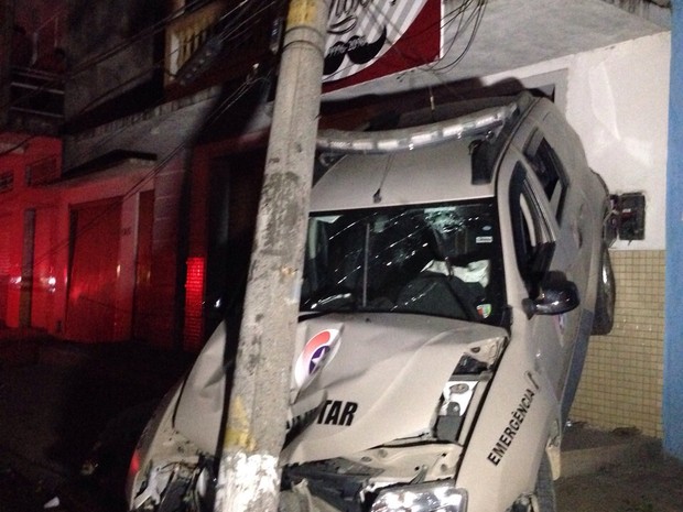 Viatura ficou presa ao poste, em Tubarão (Foto: Gabriel Felipe/RBS TV)