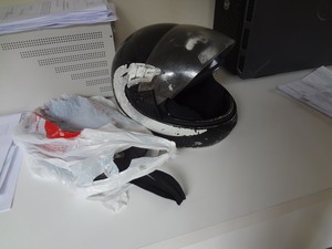 capacete e bolsa assalto (Foto: Gil Sóter/ G1 PA)