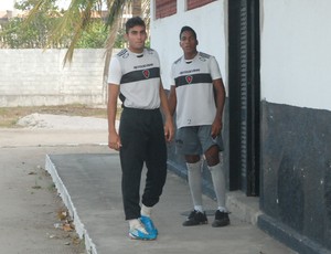 Neto (goleiro) e Evandro (atacante), do Botafogo-PB (Foto: Lucas Barros / Globoesporte.com/pb)