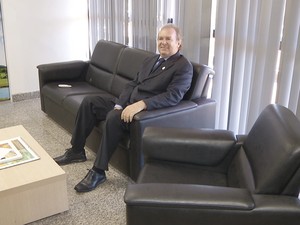 Deputado Mauro Carlesse mostra o gabinete onde está preso (Foto: Reprodução/TV Anhanguera)