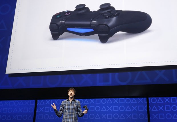 Novo ontrole 'DualShock 4' é apresentado pelo arquiteto de sistemas do PlayStation 4, Mark Cerny. (Foto: Reuters)
