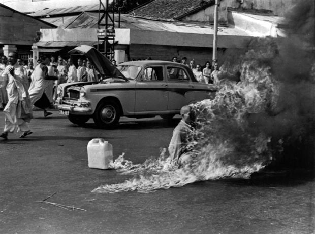 A imagem do monge em chamas registrada por Browne gerou repercussão em todo o mundo (Foto: Malcolm Browne/AP/Arquivo))