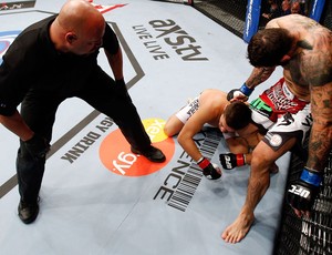 UFC 154 Patrick Cote e Dan Miragliotta (Foto: Agência Getty Images)