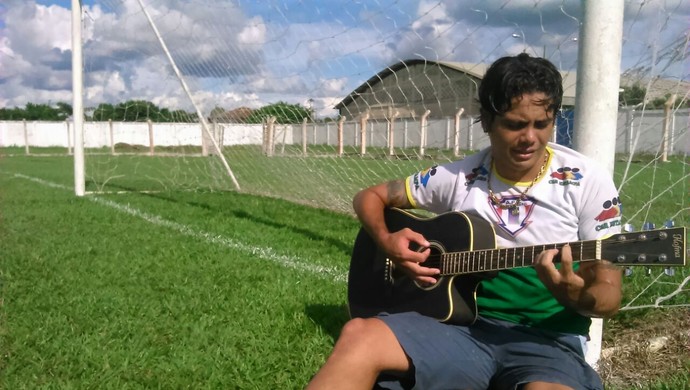 Atacante do Ariquemes, Alex Carioca é apaixonado por música (Foto: Franciele do Vale)