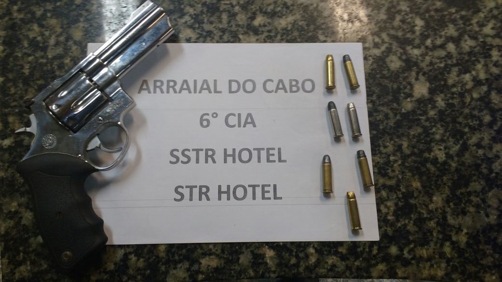 Arma apreendida com suspeito de ameaças à população em Arraial do Cabo, RJ (Foto: Polícia Militar/Divulgação)