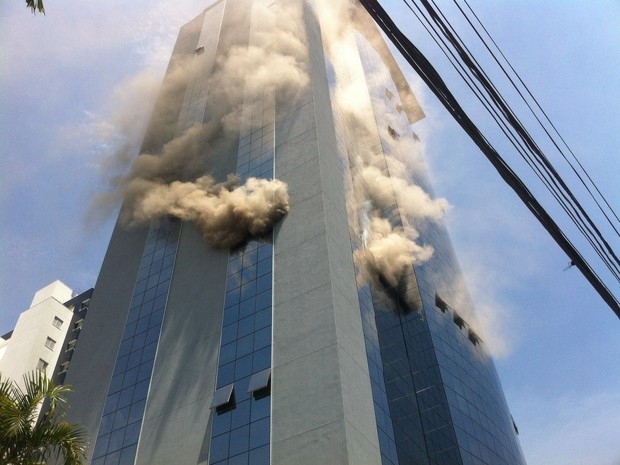 Fogo atinge prédio comercial em São José (Foto: Arquivo pessoal)