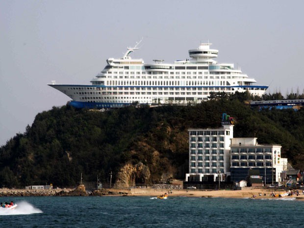 O Sun Cruise Resort &amp; Yacht é um hotel que fica dentro de um navio (Foto: Creative Commons/Parhessiastes)