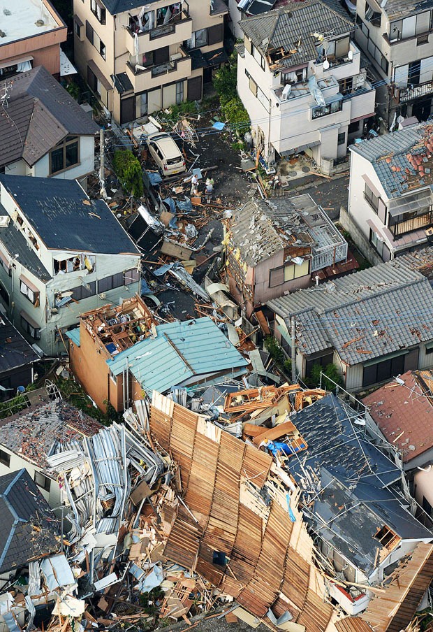 Destruição provocada por tornado em Koshigaya nesta segunda-feira (2) (Foto: Kyodo/AP)