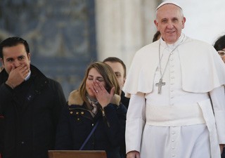 Casais se emocinam ao encontrar o Papa no dia de São Valentim  (Foto: Tony Gentile/Reuters)