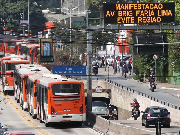 Paralisação de ônibus na Avenida Rebouças, em São Paulo, SP, nesta quarta-feira (21) (Foto: Marcos Bezerra/Futura Press/Estadão Conteúdo)