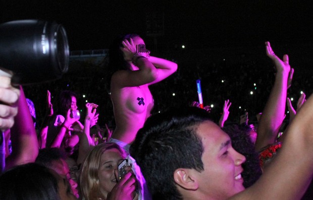Fã tira a roupa em show de Miley Cyrus (Foto: Thyago Andrade/Foto Rio News)