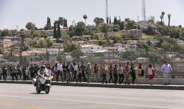 Estudantes deixam campus de universidade em Los Angeles (Foto: Damian Dovarganes/AP)