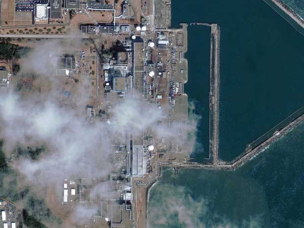 Imagem de satélite de quinta-feira (17) da GeoEye mostra a usina nuclear de Fukushima. (Foto: GeoEye / AP Photo)