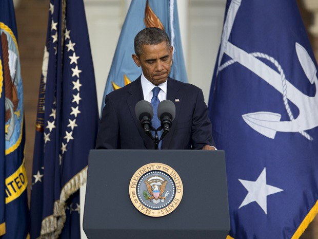 O presidente faz uma pausa neste domingo (22) durante discurso na Navy Yard em memória das vítimas de tiroteio na base naval de Washington. Um homem armado matou 12 pessoas na segunda-feira (16) antes de ser morto a tiros pela polícia. (Foto: AP/Carolyn Kaster) O presidente faz uma pausa neste domingo (22) durante discurso na Navy Yard em memória das vítimas de tiroteio na base naval de Washington. Um homem armado matou 12 pessoas na segunda-feira (16) antes de ser morto a tiros pela polícia. (Foto: AP/Carolyn Kaster)