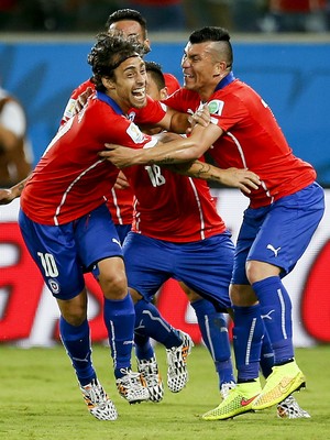 Chile faz 3 a 1 na Austr&aacute;lia e 
estreia com vit&oacute;ria no Mundial (AP Photo/Frank Augstein)