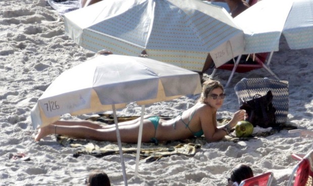 Grazi Massafera em praia no Rio (Foto: Delson Silva e Marcus Pavao / AgNews)