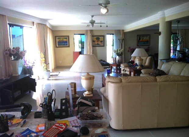 Segundo a polícia, casa teve vários cômodos mexidos (Foto: Igor Jácome/G1) Segundo a polícia, casa teve vários cômodos mexidos (Foto: Igor Jácome/G1)