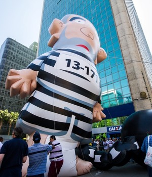 Pixuleco, boneco inflável que representa Lula, volta a SP com grades e seguranças após ser 'esfaqueado' (Foto: Agência O Globo)