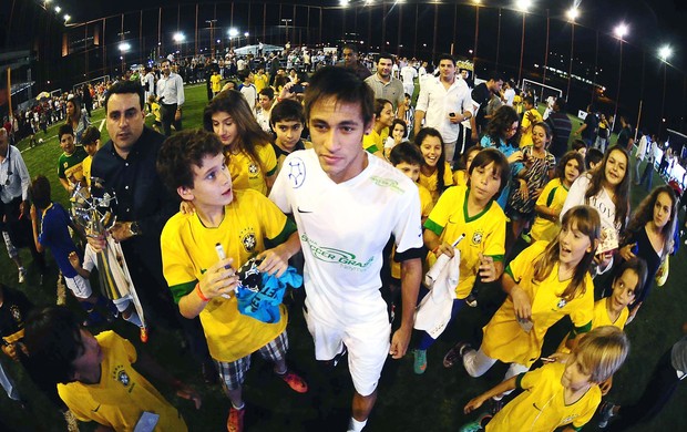 Neymar inauguração quadra (Foto: Marcos Ribolli / Globoesporte.com)