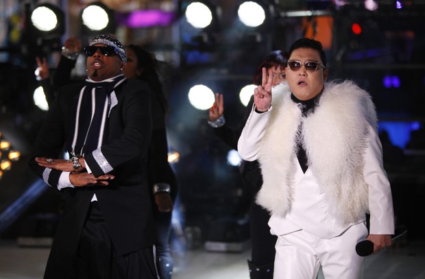 Mc Hammer e Psy se apresentam em NY (Foto: REUTERS/Joshua Lott)