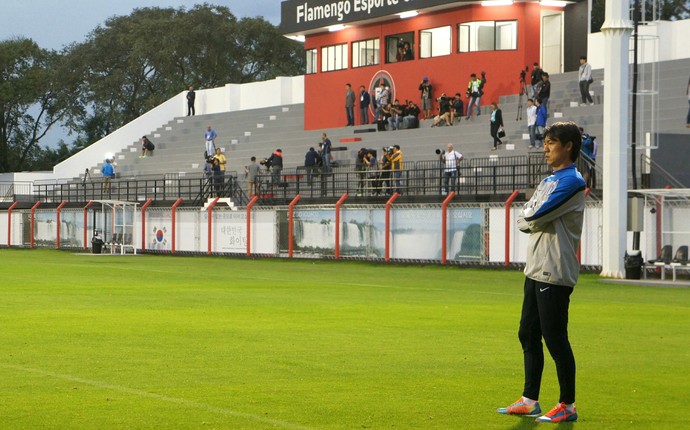 O técnico Hong Myung-Bo rejeita o status de zebra aos Reds e determina treino fechado antes da viagem para Porto Alegre  (Foto: Fabiula Wurmeister)