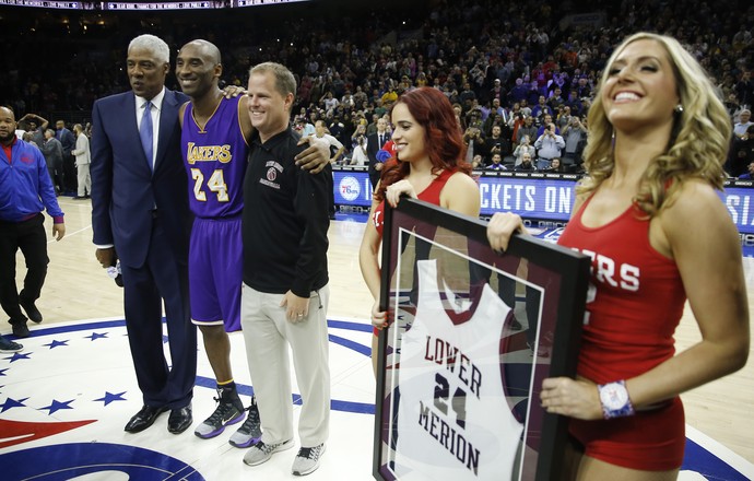Kobe Bryan Philadelphia 76ers x Los Angeles Lakers NBA homenagem (Foto: AP) Kobe Bryan Philadelphia 76ers x Los Angeles Lakers NBA homenagem (Foto: AP)