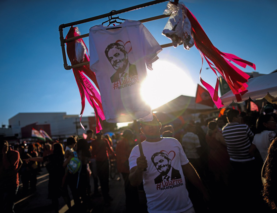 Petistas distribuem camisetas "Lula preso no coração do povo" (Foto: Adriano Machado/ÉPOCA) Petistas distribuem camisetas "Lula preso no coração do povo" (Foto: Adriano Machado/ÉPOCA)
