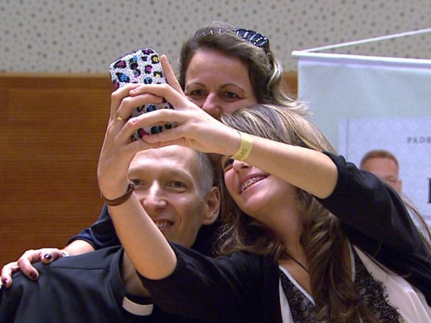 Fieis fazem selfie com padre Marcelo Rossi em Ribeirão Preto (Foto: Reprodução/ EPTV)