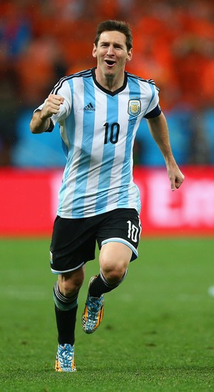 Lionel Messi carregou a equipe argentina à final da Copa do Mundo. Um título no domingo (13) poderá cravar seu nome na história como o grande craque da Copa no Brasil (Foto: Ronald Martinez/Getty Images)