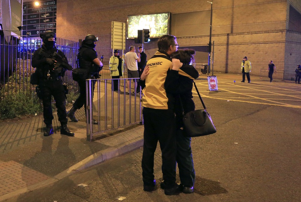 Policiais diante da Manchester Arena (Foto: Pter Byrne/AP)