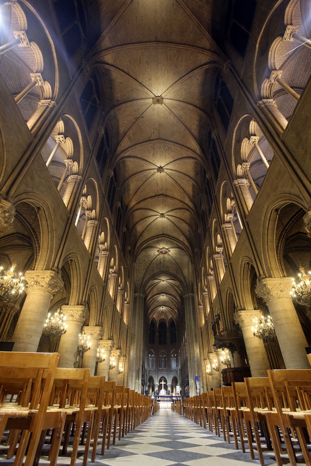 Catedral de Notre-Dame, em Paris, com a nova iluminação inaugurada nesta terça (11) (Foto: Remy de la Mauviniere/AP)