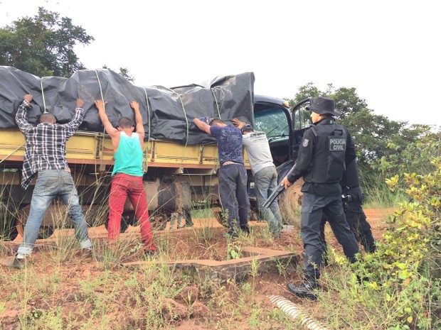 Seis homens foram presos e um adolescente foi apreendido por roubo de 50 toneladas de soja (Foto: Assessoria/Polcia Civil de MT)