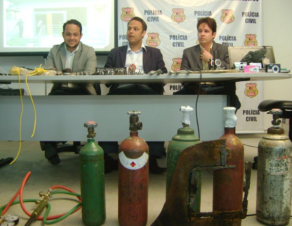 Delegados apresentaram vasto material, incluindo maçarico, cilindros de gás e dinamites. (Foto: Taiguara Rangel/G1)