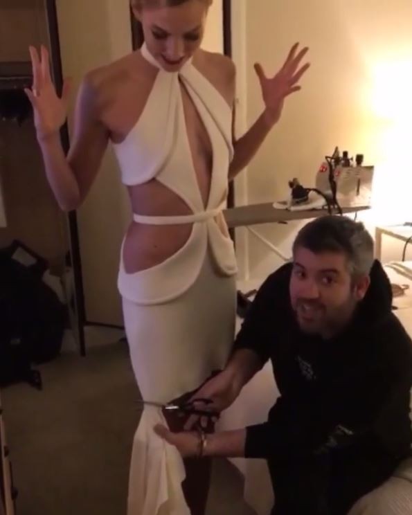 Karlie Kloss e stylist cortam vestido longo após baile de gala (Foto: Reprodução / Instagram)