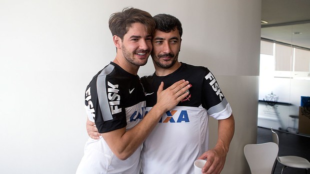 Pato e Douglas Aniversário  (Foto: Daniel Augusto Jr / Corinthians)