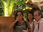 Salve, simpatia! Anitta manda beijo para paparazzo em shopping no Rio